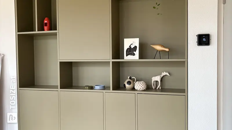 Stilvoller Wohnzimmerschrank in einer Nische, von Susanne